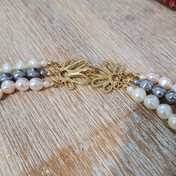 Avon vintage 3 strand pearl necklace gold tone ornate clasp. Pink silver white - Picture 6 of 6